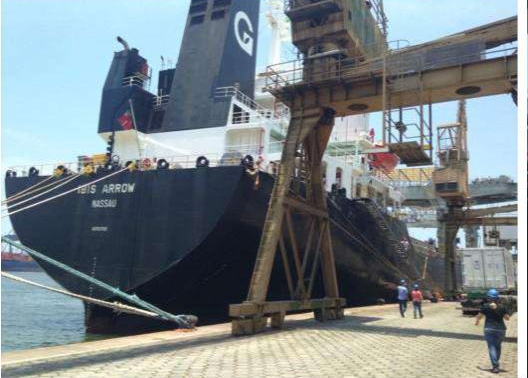 Navio bulk IBIS ARROW no porto, operação reefer SOC de suco de laranja